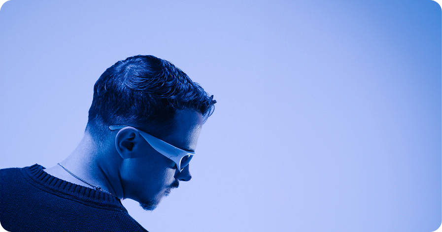 Direction artistique — portrait éditorial lumière bleue