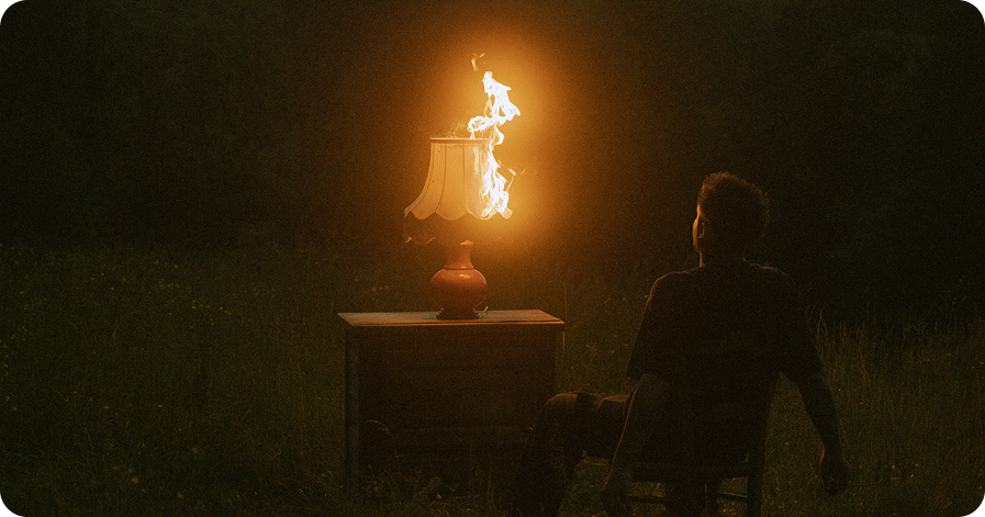 Image et contenu — scène nocturne, lampe en feu