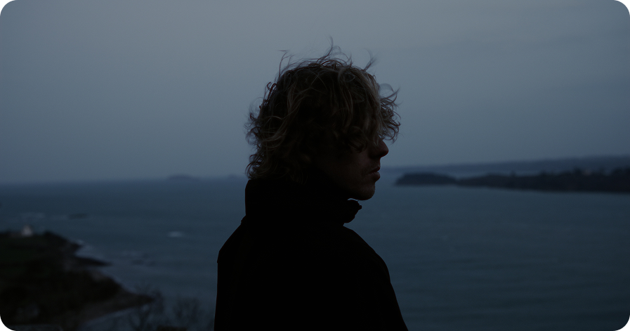 Image et contenu — portrait au crépuscule face à la mer