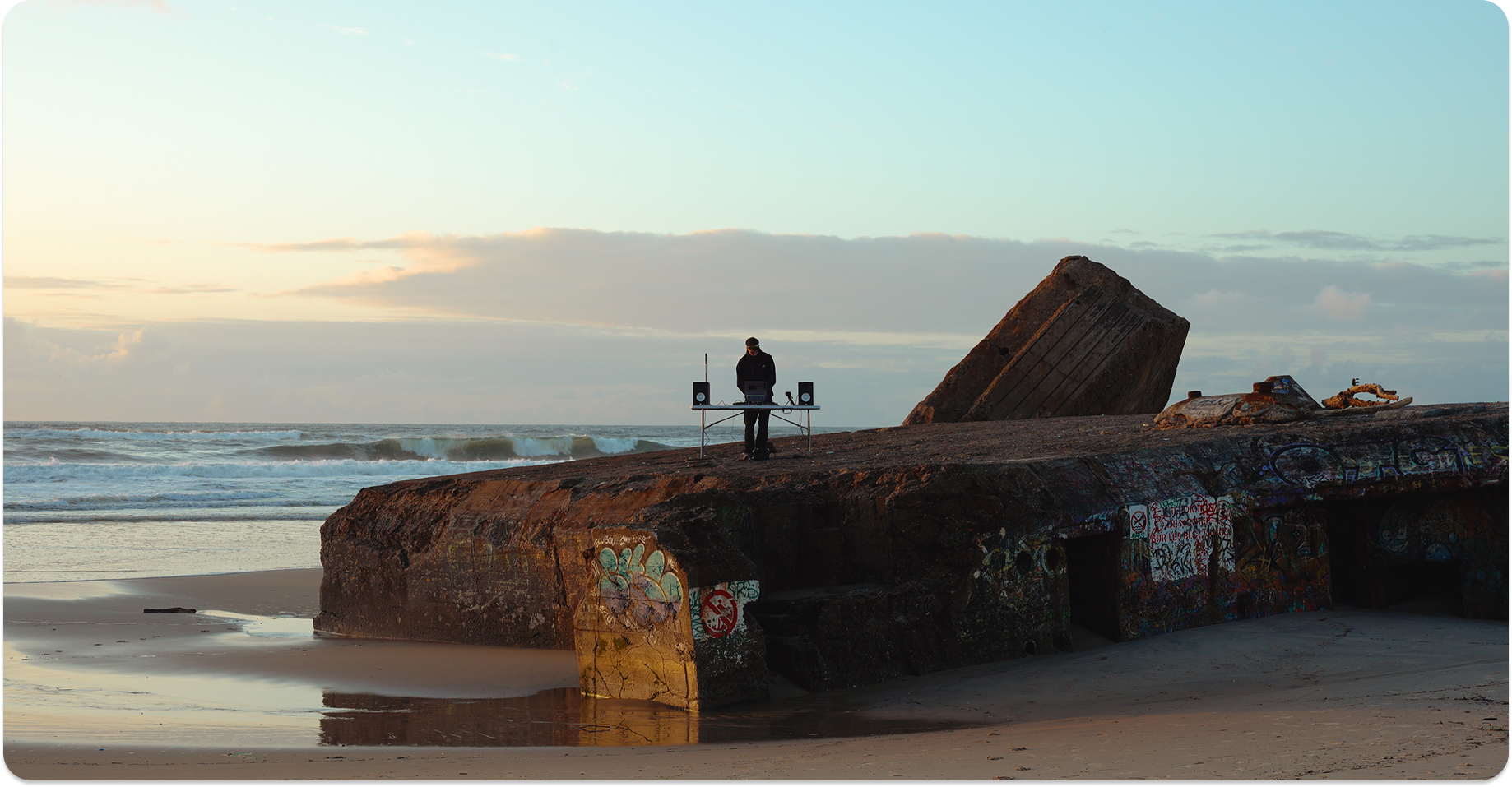 Projets & collaborations — set DJ au coucher du soleil, bord de mer