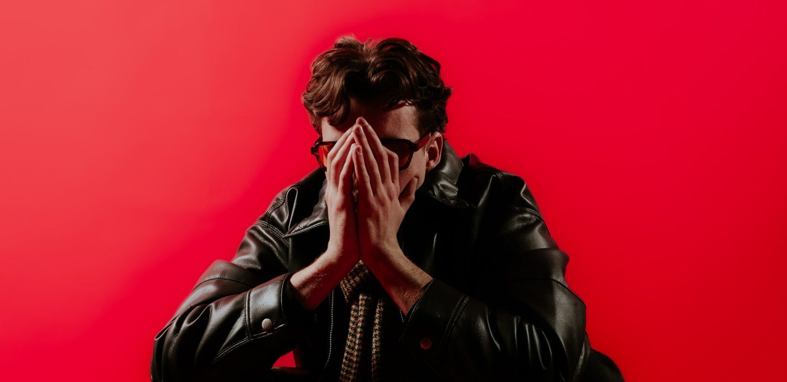 Portrait sur fond rouge au studio Trikromi