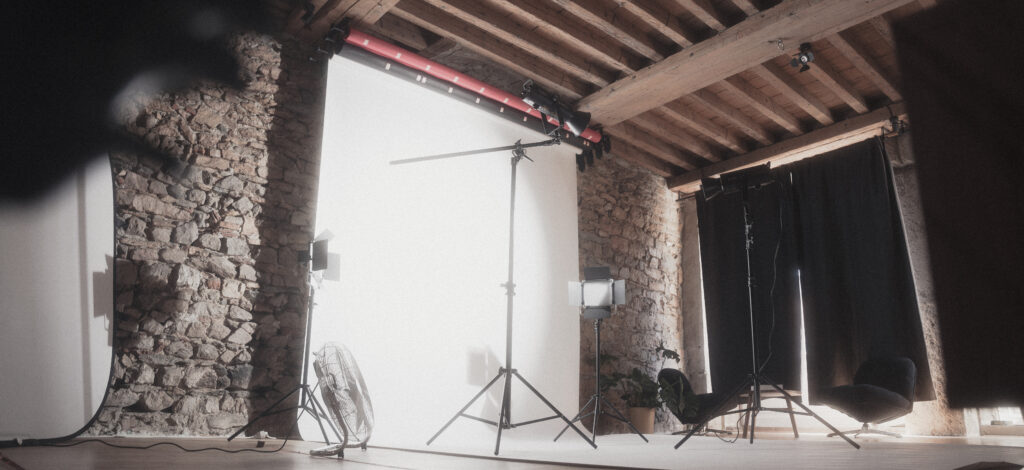 Louer un studio photo à Lyon : tarifs, équipement et pièges à éviter